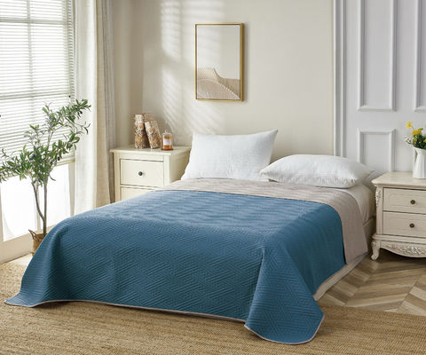 Luxurious Reversible Polyester Ultrasonic Bedspread Hypoallergenic With Custom Colors