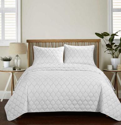 Hypoallergenic Embroidered Quilted Bedspreads Polyester Filling White Quilted Bedspread Machine Washable
