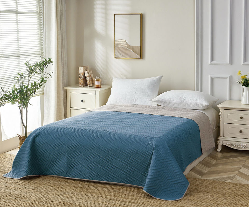 Luxurious Reversible Polyester Ultrasonic Bedspread Hypoallergenic With Custom Colors